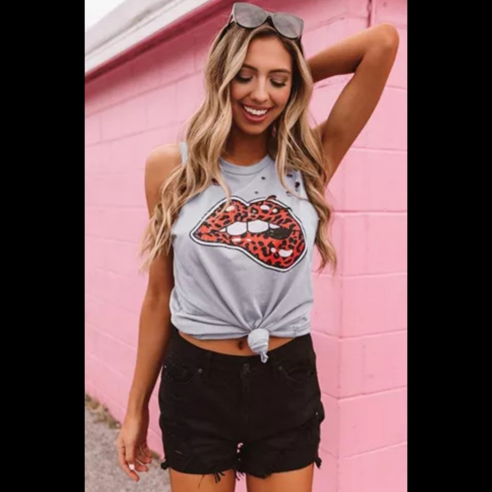 ‼️CLEARANCE PRICE FIRM‼️ Leopard Lips Distressed Tank In Gray - Picture 4 of 7